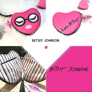 💋BETSEY JOHNSON “Heart Wristlet” fucsia.